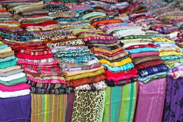 Mantones y bufandas —  Fotos de Stock