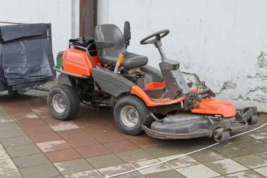 Çim biçme makinesi