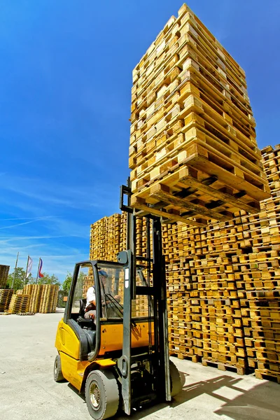 Gaffeltruck belastning — Stockfoto