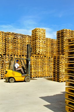 Forklift yükleniyor
