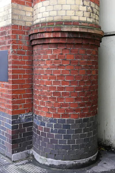 Круглая кирпичная колонна — стоковое фото