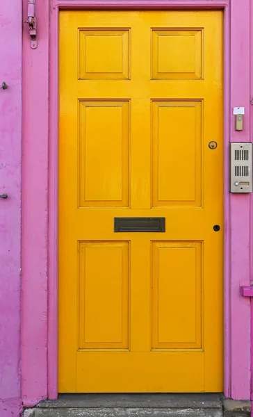 Porta amarela — Fotografia de Stock