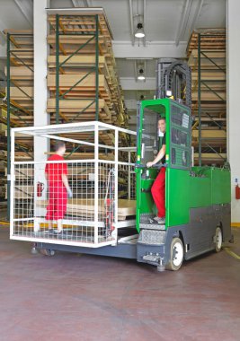 Yan yükleyici forklift