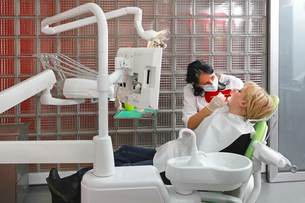 Tandläkare undersökning — Stockfoto