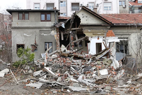 Aardbeving huis — Stockfoto