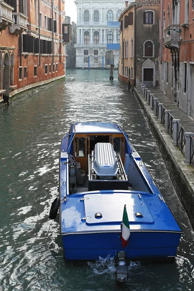 Transport par bateau funéraire — Photo