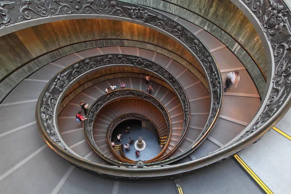 Двойная спиральная лестница — стоковое фото