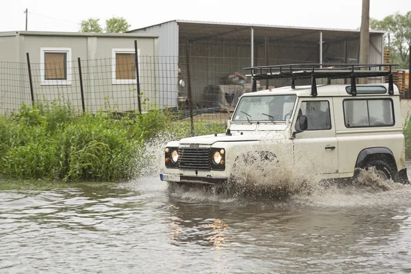 Land Rover in flood — Stock Photo, Image