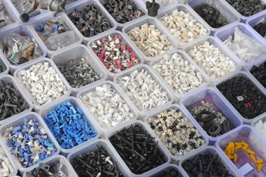 plastik parçaları depo
