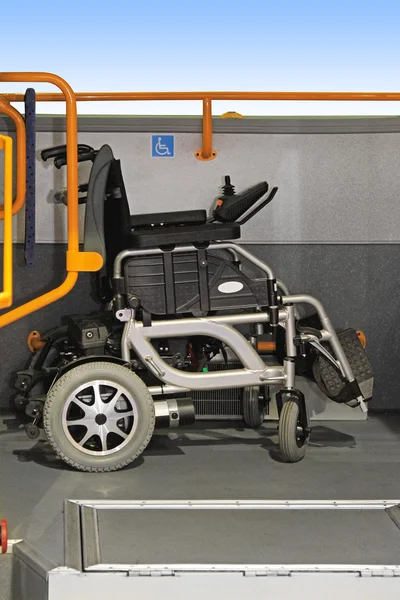 Rollstuhl im Bus — Stockfoto