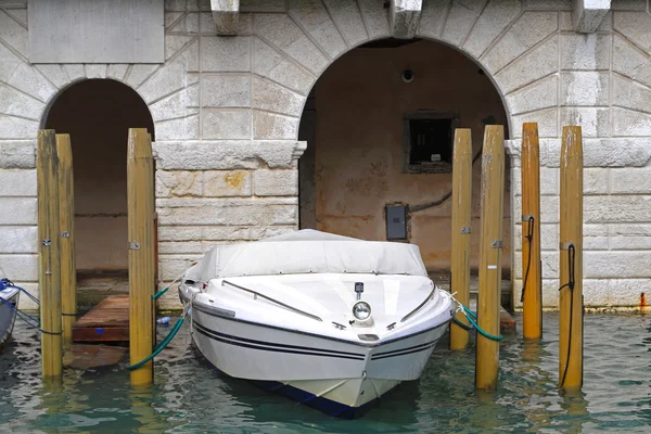 Boat parking Venice — Stock Photo, Image