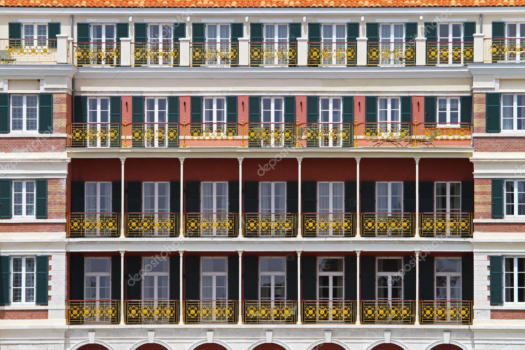 Balcones coloniales — Foto de stock © Baloncici #50169783