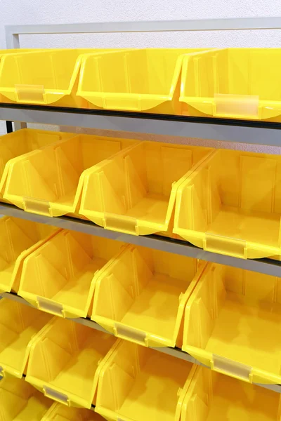Racks de plástico amarelo — Fotografia de Stock