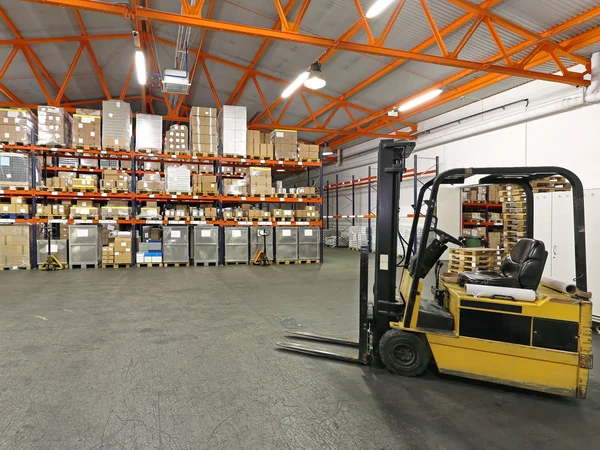 Depoda forklift — Stok fotoğraf