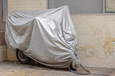 Silver Tarp Yağmuru Kapağının Altındaki Köşedeki Motosiklet Deposu