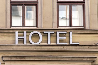 Beyaz İngilizce Harfleri Binası 'ndaki Otel Tabelası