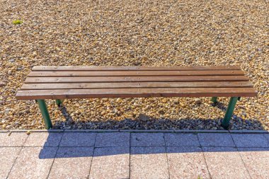 Pebbles Plajı 'ndaki ahşap bank Güneşli Yaz Günü