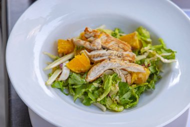 Portakallı tavuklu salata.