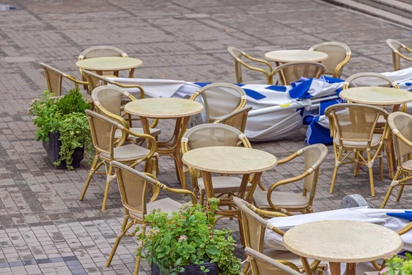 Tafels Stoelen Bij Pavement Voorkant Van Cafe — Stockfoto