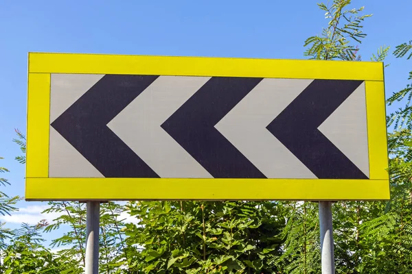 Sembol Okları Sol Eğri Yansıtıcı Trafik Şareti — Stok fotoğraf