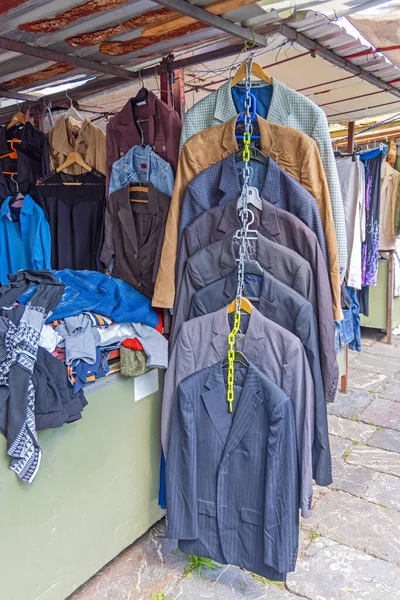 Μεταχειρισμένα Κοστούμια Ρούχα Προς Πώληση Στο Flea Market Stall — Φωτογραφία Αρχείου