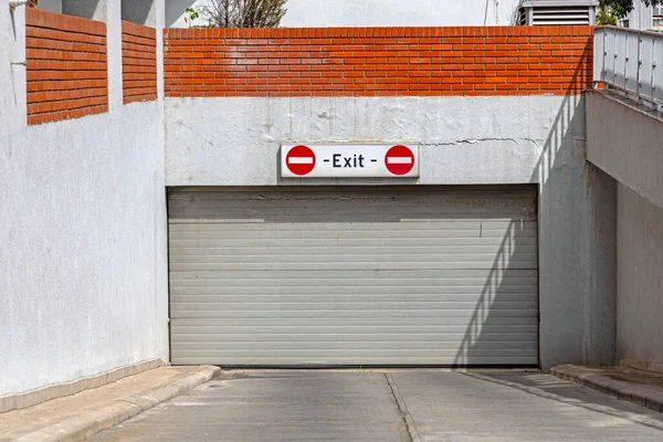 Parking Podziemny Garaż Zamknięte Drzwi Wyjazd Nie Wstęp Znak — Zdjęcie stockowe