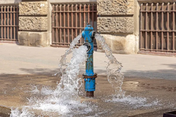 Watertoevoer Straat Van Open Brandwaterleiding — Stockfoto