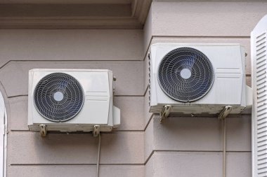 House Harici Duvar 'da İki Büyük Klima Ünitesi