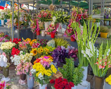 Taze Çiçekler Çiftçi Marketinde Vazolarda