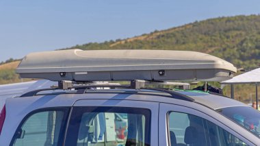 Minivan Tepesinde Uzun Aerodinamik Çatı Kutusu