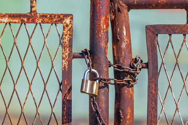 Cadeia Cadeado Rusty Gate Fence — Fotografia de Stock