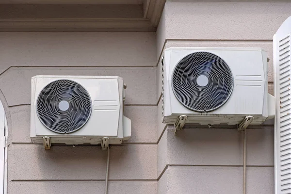 家の外壁に2つの大きなエアコンユニット — ストック写真