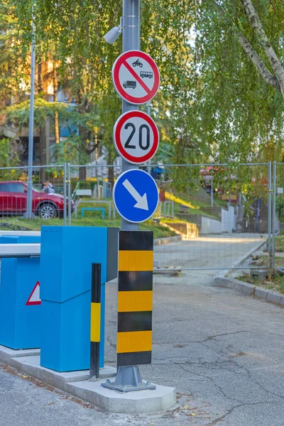 道路標識速度制限方向矢印交通極 — ストック写真
