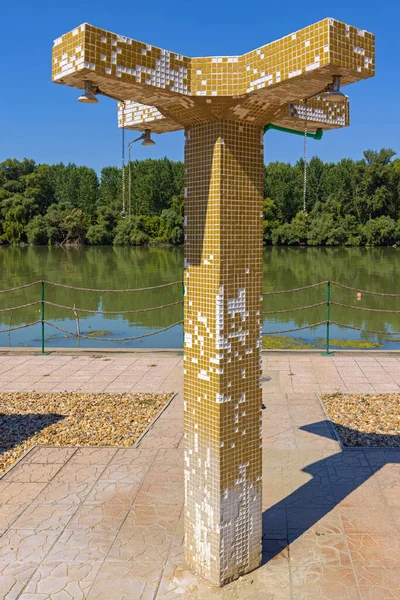 多瑙河泳滩的独立淋浴柱 — 图库照片