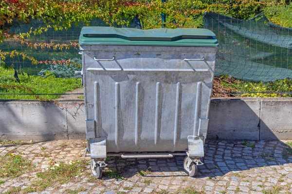 Bin Recipiente Com Rodas Com Tampa Verde Jardim — Fotografia de Stock