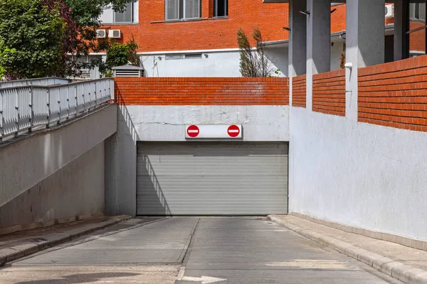 Underjordisk Parkering Garage Stängd Dörr Utgång Ingen Entry Sign — Stockfoto