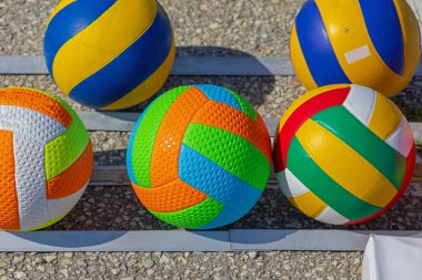 Güneşli bir günde birçok renkli voleybol spor baloları