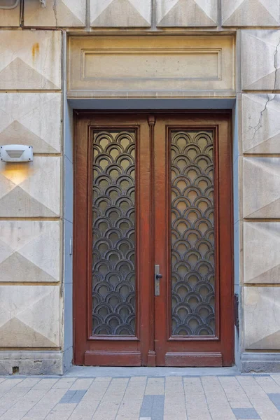 Duże Podwójne Drzwi Szklanym Wejściem Budynku — Zdjęcie stockowe