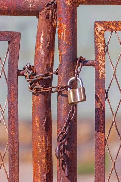 Correntes Cadeado Rusty Gate Fence — Fotografia de Stock