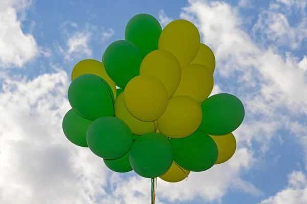 Grön Och Gul Helium Ballonger Kluster Molnigt Himmel — Stockfoto