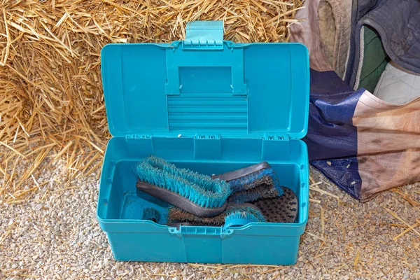 Caixa Escovas Para Arrumar Cavalos Estábulos — Fotografia de Stock
