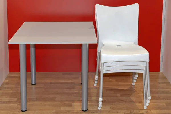 Gestapelde Kunststof Stoelen Tafel Parketvloer — Stockfoto