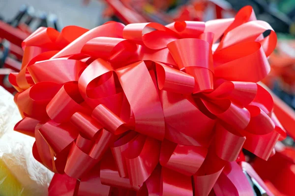 Red Ribbon Mess Aan Bovenkant Van Gift Verpakking — Stockfoto
