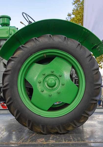 Μεγάλο Λάστιχο Στο Green Retro Agriculture Tractor — Φωτογραφία Αρχείου