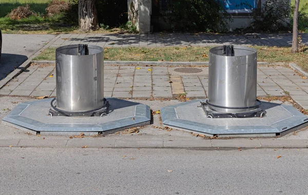 Dwa Metalowe Podziemne Kontenery Pod Ulicą — Zdjęcie stockowe