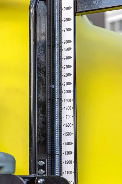 Měřítko Hlasitosti Velké Žluté Nádrži — Stock fotografie