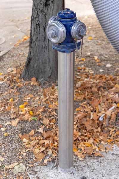 Vuur Hydrant Water Pipe Valves Aansluiting Bij Autumn Park — Stockfoto