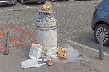 Çöp tenekesi Şehir Çöplüğü probleminde aşırı yüklendi