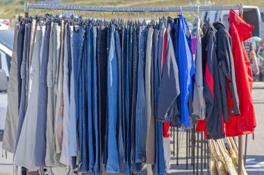 Bit Pazarında Ceket ve Pantolon Satılık Kıyafet