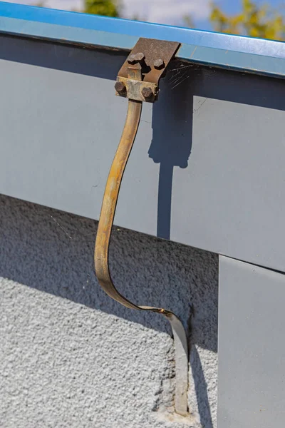 Roestige Bliksemafleider Platte Draad Aan Zijkant Van Het Gebouw — Stockfoto